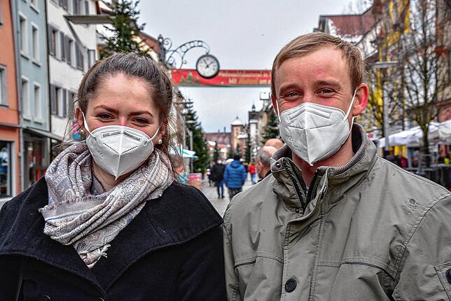 Daniel Fichter und Kristina Schwer stehen in der Schlange vor einem Geschäft. &bdquo;Ja, wir haben schon Sorge, dass die Geschäfte ab ...