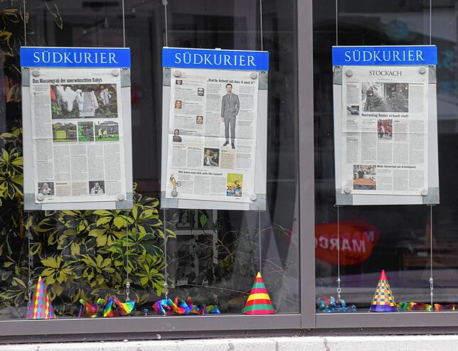 Dekoration im SÜDKURIER-Schaufenster in der Hauptstraße.