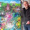 Josef Briechle neben seiner großflächig gemalten Collage zum Lutherjahr.