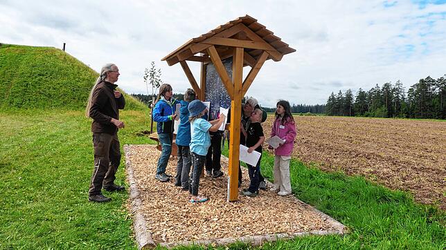 Kerstin und Andreas Schönfeld-Pahlke bringen den Kindern auf spielerische Art und Weise an der astronomischen Sterntafel den Weltraum ...