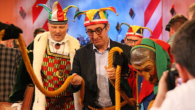 Der Grünen-Politiker Cem Özdemir wird am Strohseil in die Jahnhalle zur Verhandlung geführt.