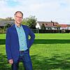 Walter Sorms steht hier auf dem Deisendorfer Bolzplatz, den er zunächst der Schweizer Investorengruppe, die den &bdquo;Löwen&ldquo; ...