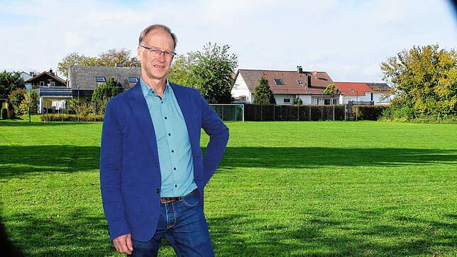 Walter Sorms steht hier auf dem Deisendorfer Bolzplatz, den er zunächst der Schweizer Investorengruppe, die den &bdquo;Löwen&ldquo; ...