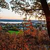 Ein herbstlicher Sonnenuntergang über Überlingen, fotografiert vom &bdquo;Galgenbühl&ldquo; aus.