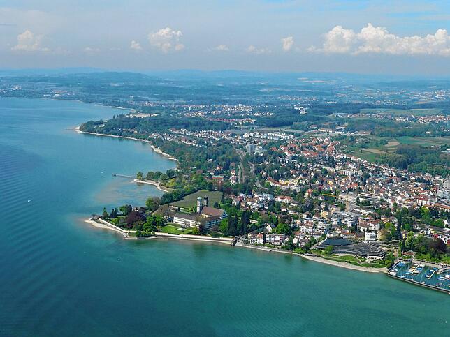Einer der vielen Hauptpreise der Tombola des Vereins Narrenschopf ist ein Rundflug über den Bodensee. Bild: Luftaufnahme Bodensee (Foto ...