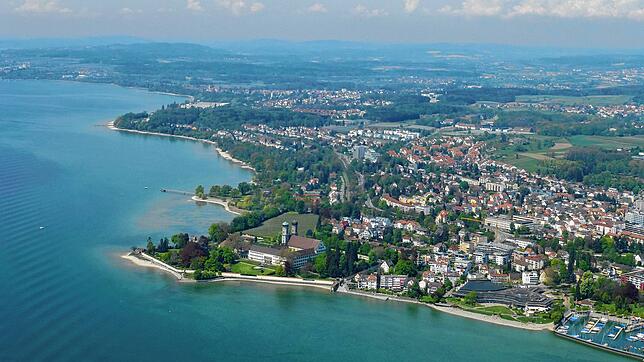 Einer der vielen Hauptpreise der Tombola des Vereins Narrenschopf ist ein Rundflug über den Bodensee. Bild: Luftaufnahme Bodensee (Foto ...