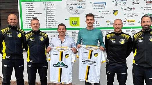 Zwei Zugänge beim FC Schönwald, eingerahmt von Trainern und Funktionären. (von links) TRainer Mario Ketterer, Co-Trainer Hubert Hammer, ...