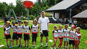 Jonas Adams vom Deutschen Skiverband leitete die Sommerskiolympiade in Todtmoos, bei der die Kinder viel Spaß hatten.