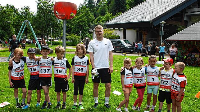 Jonas Adams vom Deutschen Skiverband leitete die Sommerskiolympiade in Todtmoos, bei der die Kinder viel Spaß hatten.