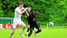Der ESV Südstern Singen will nach dem Triumph in der Relegation (rechts George Forbia Esendige im Spiel gegen Laufenburg) nun auch in ...