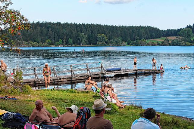 Nach langer Zeit wurden an den Badestegen die schwimmenden Verlängerungen wieder installiert. Das kommt bei den Badegästen gut an.