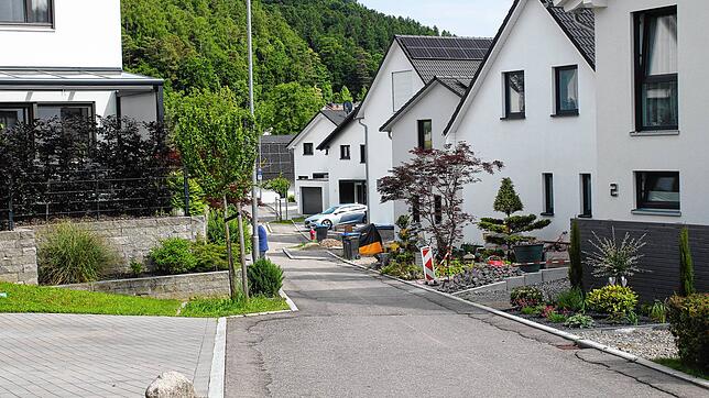 Der Linzgauweg ist leicht abschüssig. Der Gemeinderat beschloss entgegen der ursprünglichen Festlegung im Bebauungsplan Haiden, an Zone ...