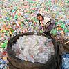 Vor allem Plastikflaschen (PET-Flaschen) aus Europa landen auf Halden in China.