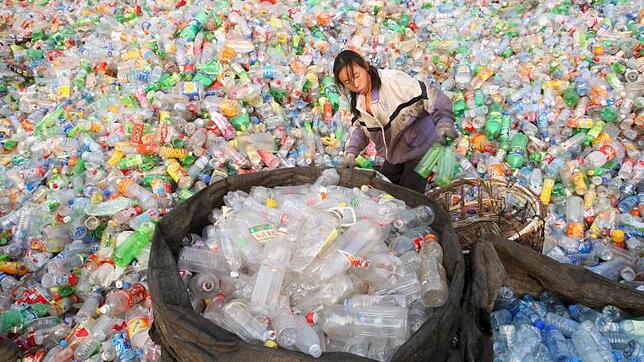 Vor allem Plastikflaschen (PET-Flaschen) aus Europa landen auf Halden in China.