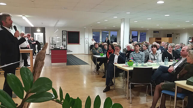 Rund eine Stunde lang erklärt Tübingens OB Boris Palmer (links) den Besuchern des Neujahrsempfangs der Grünen die Strategien, mit denen ...