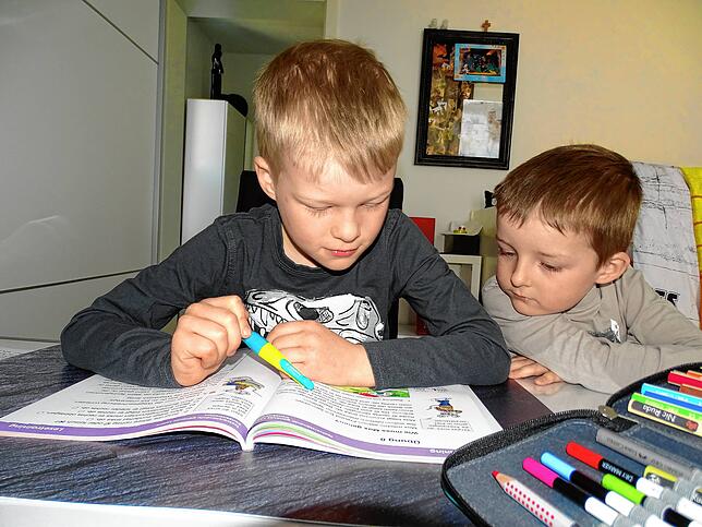 Nic Ruda (sieben Jahre) geht in die zweite Klasse und muss seine Aufgaben nun zuhause erledigen. Sein kleiner Bruder Mats (vier) schaut ...