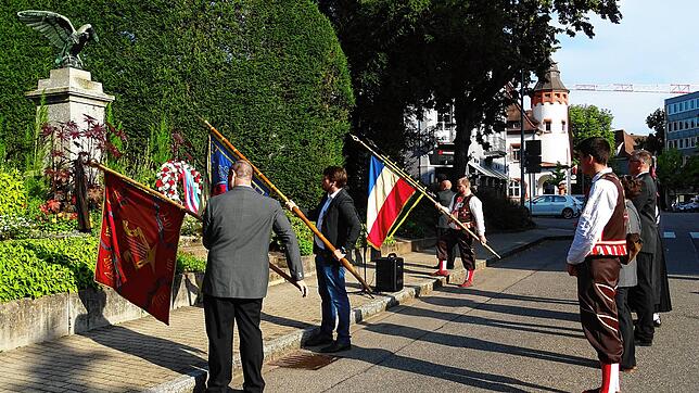 Fahnenträger der Stadt Waldshut, der Junggesellen, der Schützen und der Stadtmusik erinnerten beim Totengedenken in der Bismarckstraße ...