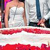Das Backen einer Hochzeitstorte ist hohe Konditoreikunst. Das Anschneiden wird vom frischgebackenen Ehepaar gemeinsam vorgenommen.