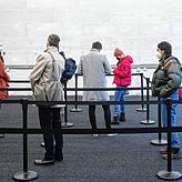 Menschen warten auf ihre Impfungen im Boosterimpfzentrum. Wann alle sich impfen lassen können, die nun Anspruch darauf haben, ist nicht ...