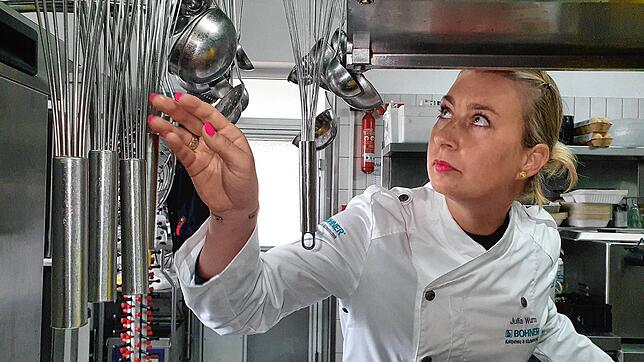 Bild : Ostermenü: Julia Wurm kocht Bärlauchsuppe und erzählt, wie es als einzige Frau unter 37 Männern ist