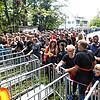 Noch ist kein Einlass, aber die Konzertbesucher mehrerer Generationen warten geduldig, bis sie ab 16 Uhr ins Konstanzer Bodensee-Stadion ...