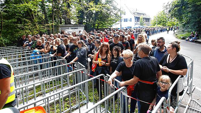 Noch ist kein Einlass, aber die Konzertbesucher mehrerer Generationen warten geduldig, bis sie ab 16 Uhr ins Konstanzer Bodensee-Stadion ...