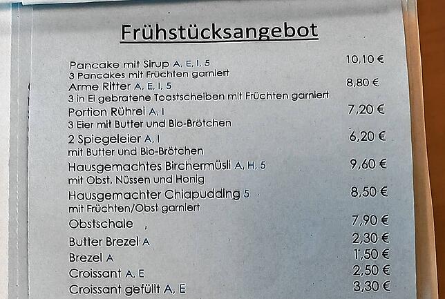 Das Frühstücksangebot ist groß und beinhaltet, alles „was das Herz begehrt“, wie es auf einer der Speisekarten-Seiten heißt. ...