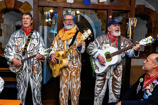 Die Gruppe &bdquo;Total Verkehrt&ldquo; erklärt den Zuschauern musikalisch die Rieten und Gebräuche der Villinger Fasnet. Und wenn ein ...