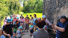 Viele Besucher wollten wissen, wie die Zugbrücke auf der Küssaburg funktioniert. Bild: Stefan Kurczynski