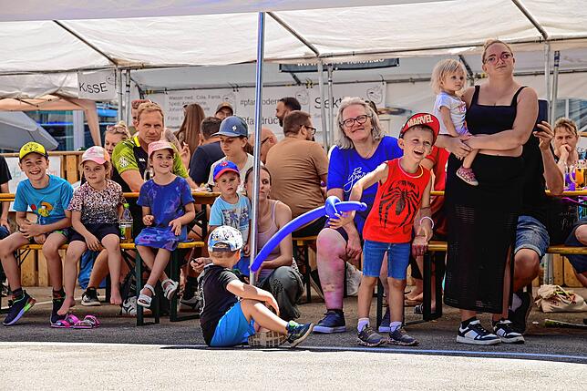 Bild 1: Stadtfest in St. Georgen: Viele Besucher schmückten das Fest. Gute Unterhaltung und schönes Wetter.