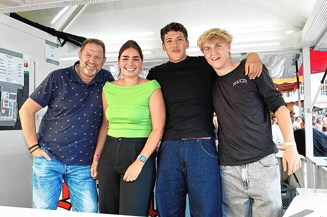 Bild 26: Volle Gläser und beste Stimmung: So ging’s beim Konstanzer Weinfest 2025 weiter