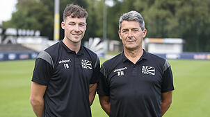 U21-Trainer Ralf Hellmer (rechts, hier mit Frederick Bruno) sieht seine Mannschaft trotz eines weiteren Ausfalles gut aufgestellt für ...