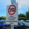 Dieses und weitere Schilder an der Offwiese verbieten Campern das Parken auf den Autostellplätzen. Die Stadt Singen nennt den Grund.