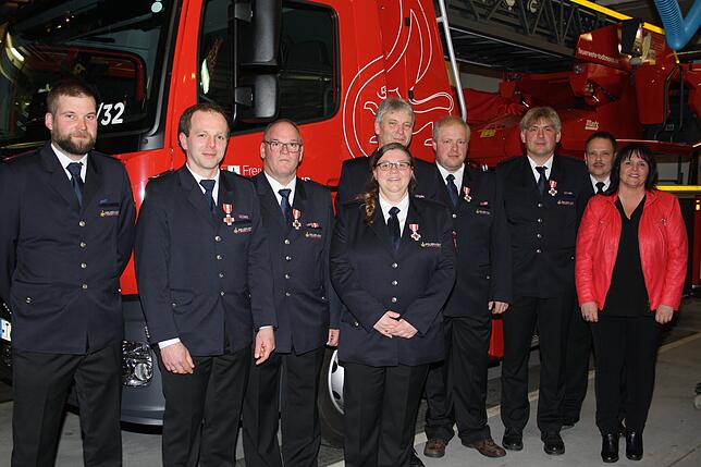 Ehrungen bei der Todtmooser Feuerwehr für 40 beziehungsweise 25 Dienstjahre. Von links: der stellvertretende Kommandant Christoph ...