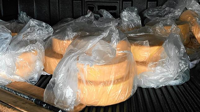 Zollbeamte haben am Grenzübergang Bietingen einen 51-Jährigen mit mehreren Laiben Käse angehalten &ndash; insgesamt wollte der Mann mehr ...