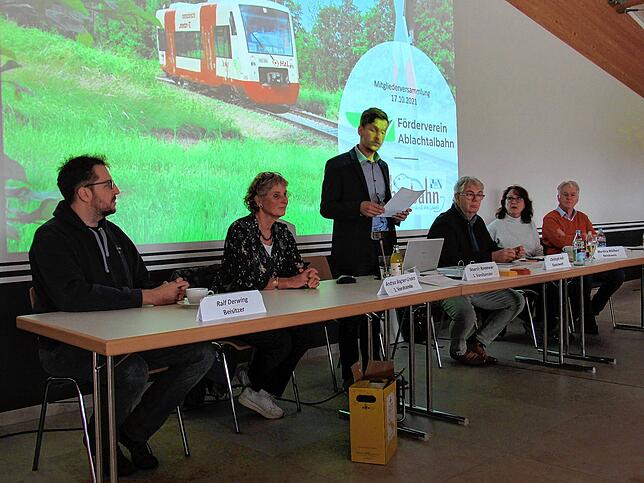 Severin Rommeler ist Vorsitzender des Fördervereins Ablachtalbahn. Er hat den Verein mitgegründet und engagiert sich für einen ...
