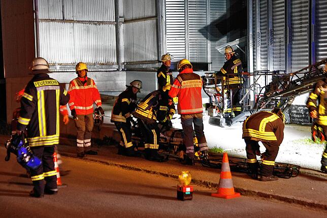 Bild 25: Feuerwehr, THW und DRK üben gemeinsam den Ernstfall. Hier gibt es die Bilder!