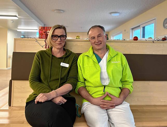Stationsleiterin Tatjana Korfhage und Physiotherapeut Armin Brunner arbeiten seit mehreren Jahrzehnten im Helios Spital.