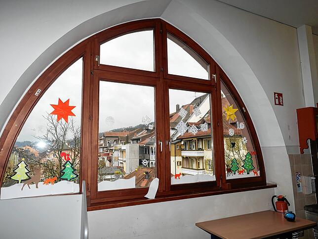 Die Spitzbogenfenster in den oberen Geschossen dürften schwierig zu erneuern sein.