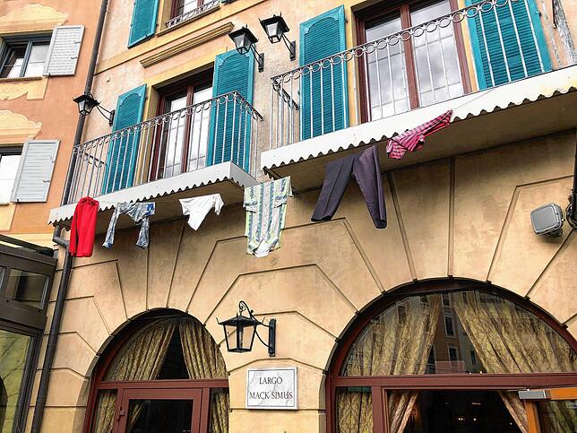 Im Innenhof des Hotel Colosseo am Rande des Europa-Parks in Rust hängt Wäsche.