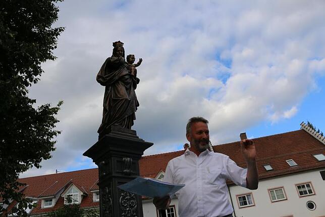 Christof Reiner erklärt den Marienbrunnen.