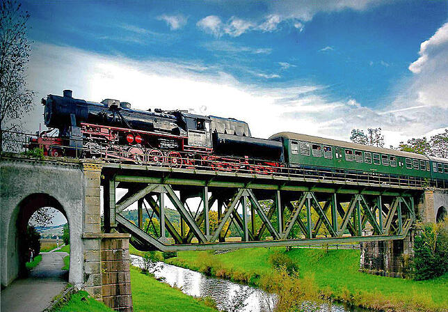 2013: Zur Feier des Ereignisses 150 Jahre Eisenbahn am Hochrhein rollte ein historischer Dampfzug, gezogen von der Lokomotive 527596, ...