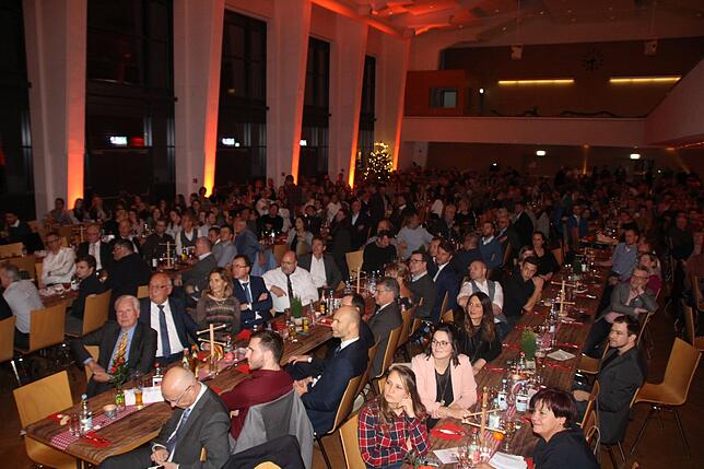 500 Mitarbeiter des Dögginger Familienunternehmens feiern in der Stadthalle – auch wenn das Jahr 2019 nicht ganz so gelaufen ist ...