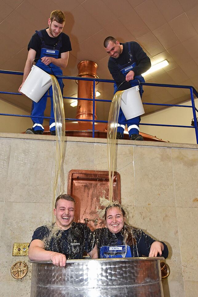 Bei der Taufzeremonie überschütten die beiden Taufpaten Franz Wunderlich und Andreas Kaltenbach die Täuflinge mit reichlich Bier.