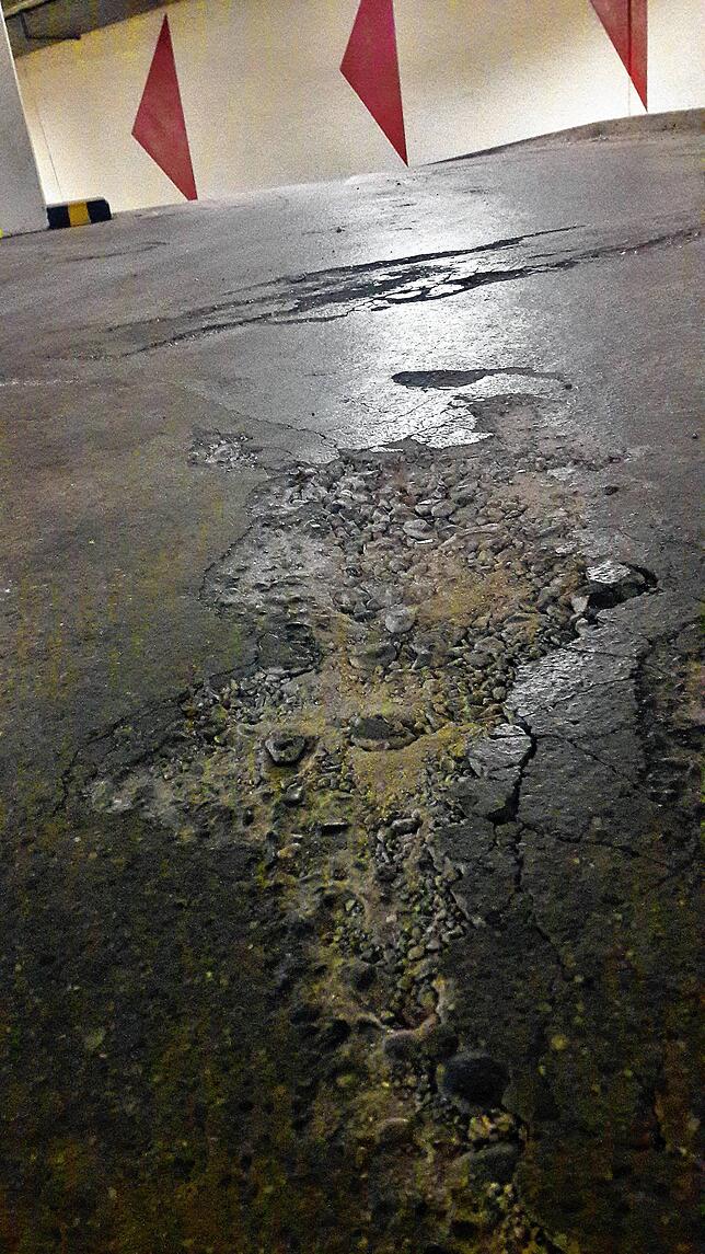 Schadstellen im Beton im Bereich der Zufahrt zum unteren Deck des Parkhauses Bischofsschloss.