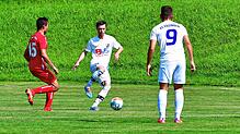 Traumtor: Sebastian Schmidt (Mitte) traf beim 2:1 des FC Erzingen zunächst zur Führung und entschied die Partie in der Schlussphase mit ...