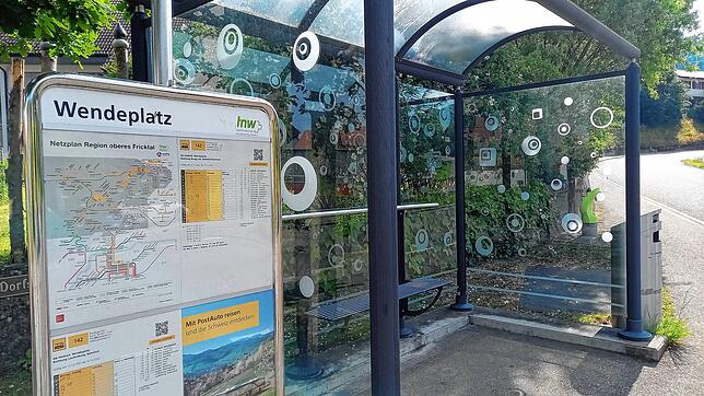 Fahrplan und Streckenplan am Wartehäuschen des Bushaltepunkts Hottwil-Wendeplatz.