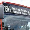 In einem Bus der Linie 13/4 ist am Wochenende ein junger Mann angegangen worden, nachdem er ein Trio an das korrekte Tragen der Maske ...