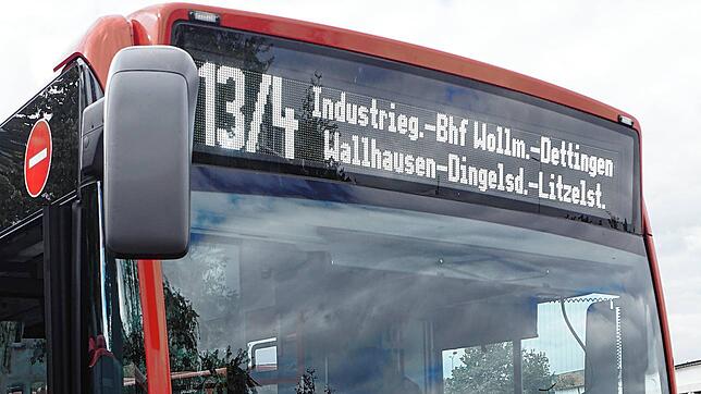 In einem Bus der Linie 13/4 ist am Wochenende ein junger Mann angegangen worden, nachdem er ein Trio an das korrekte Tragen der Maske ...