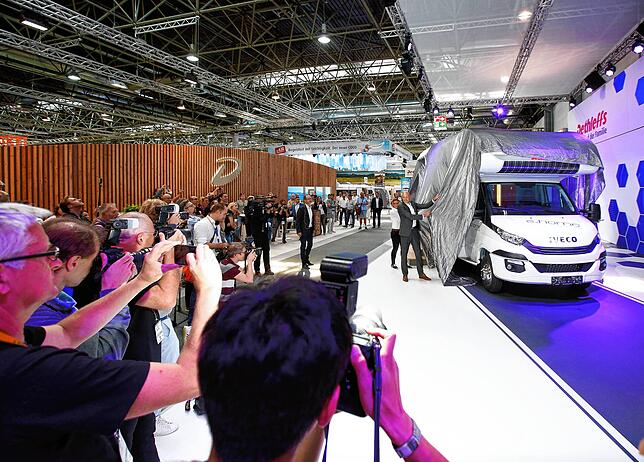 Großer Andrang bei der Vorstellung der Studie „e.home“ von Dethleffs auf dem Caravan-Salon Düsseldorf. Für das Unternehmen ...